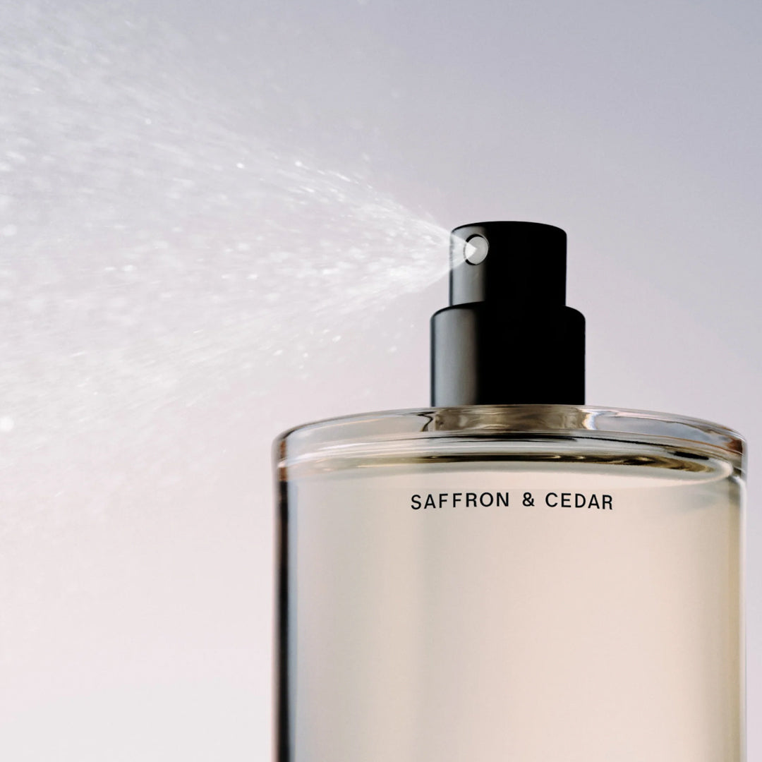 Opening with luminous saffron and neroli, the scent reveals a heart of jasmine, oakmoss, and surf wax, before settling into a grounding base of cedarwood and sugar cane.