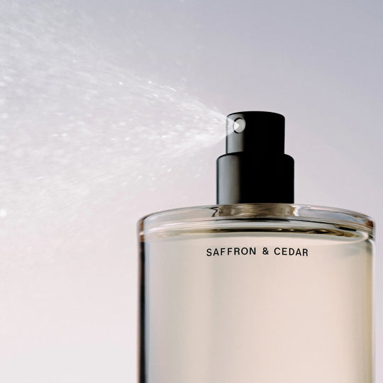 Opening with luminous saffron and neroli, the scent reveals a heart of jasmine, oakmoss, and surf wax, before settling into a grounding base of cedarwood and sugar cane.