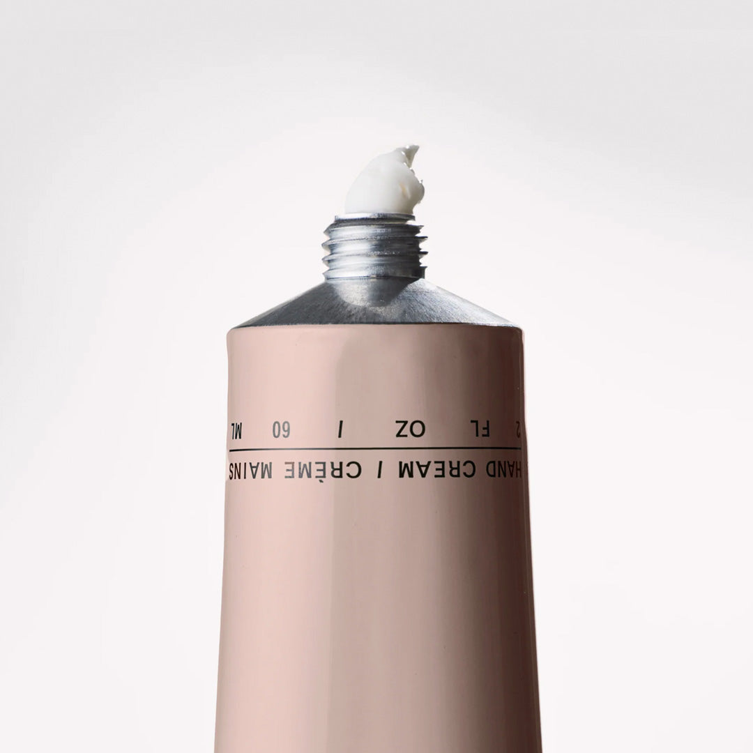 Saffron, Neroli and Jasmine combine with Cedarwood in this fast-absorbing daily hand moisturizer infused with seaweed extracts and antioxidant-rich botanicals to leave skin soft and hydrated.