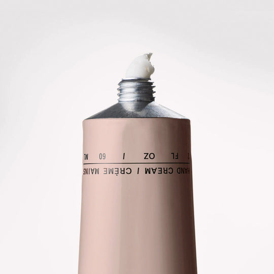 Saffron, Neroli and Jasmine combine with Cedarwood in this fast-absorbing daily hand moisturizer infused with seaweed extracts and antioxidant-rich botanicals to leave skin soft and hydrated.