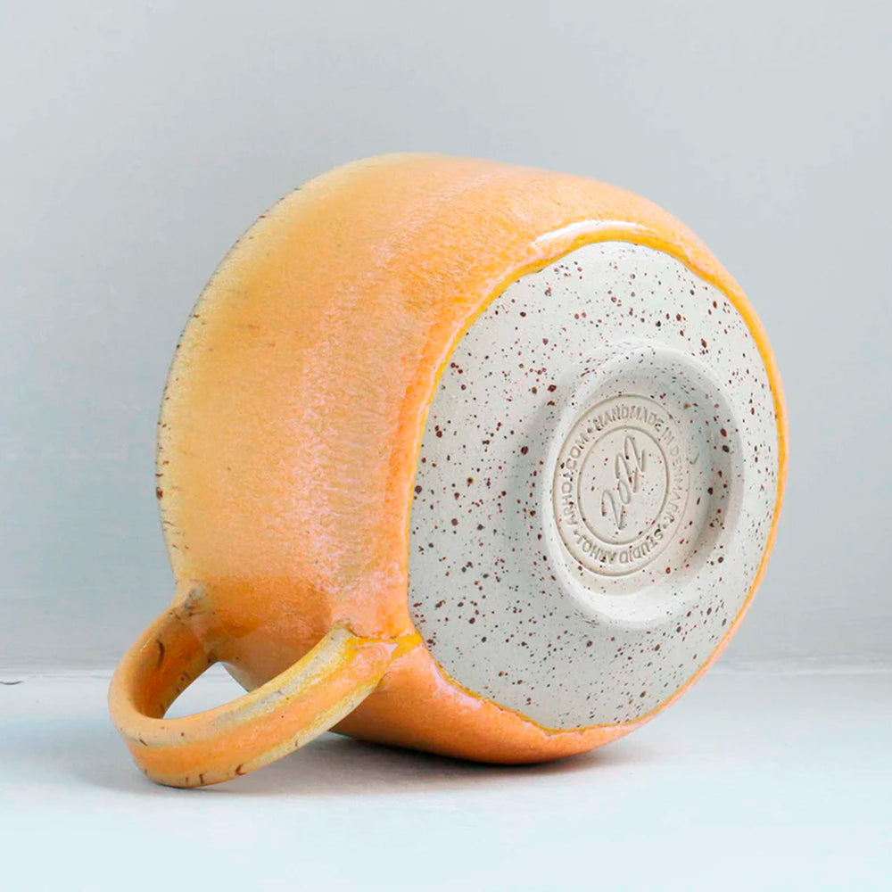 The Sakura Gold Mion Mug is a large thick glazed stoneware mug, ideal for hot chocolate, soup, long lattes or anyone that likes a BIG cuppa in the morning.