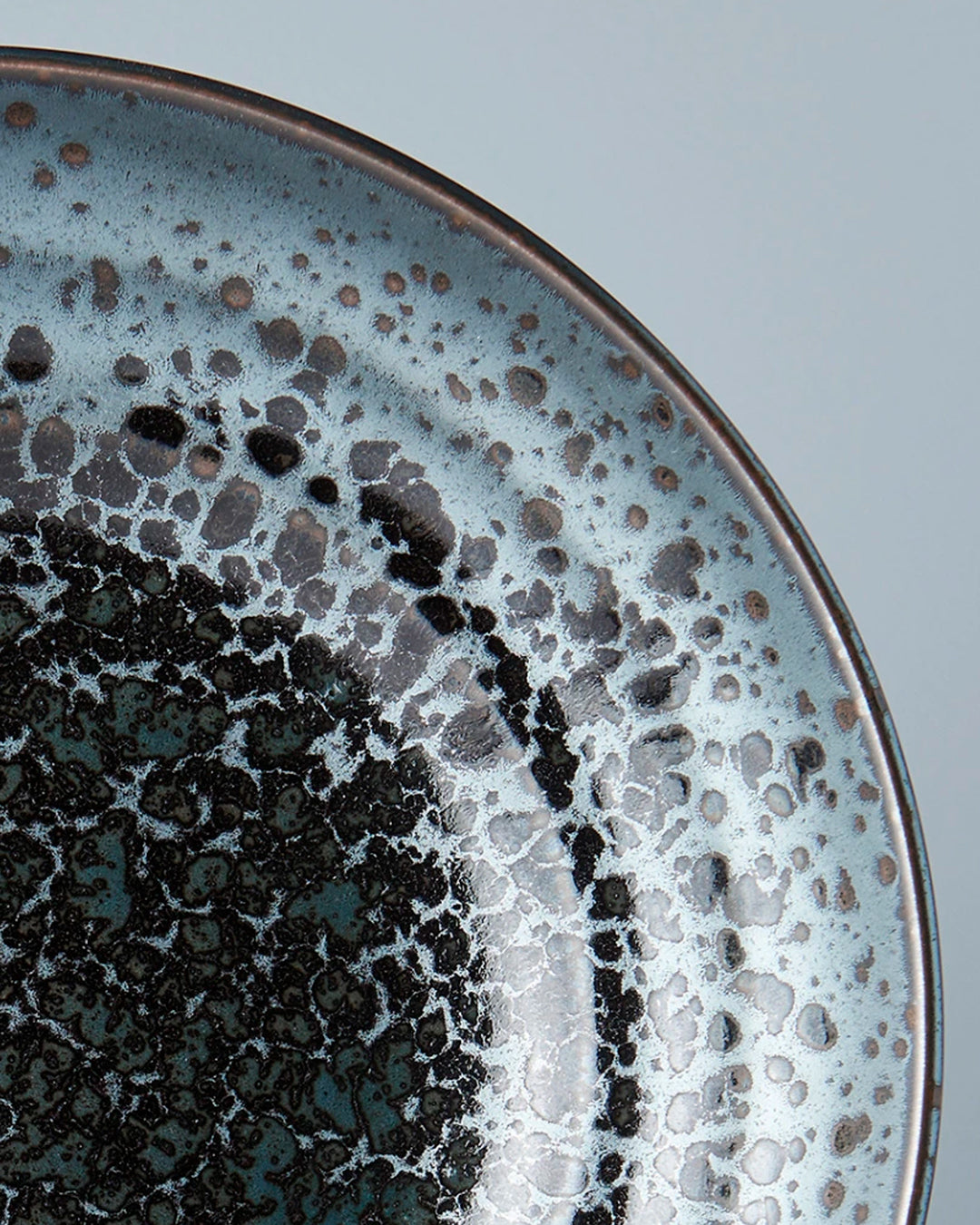 This flat based Serving Bowl is made of 'Minoyaki' porcelain and is 28.5cm in diameter and 6cm high and no two pieces are the same due to the unique hand glazing technique used to create this pattern.