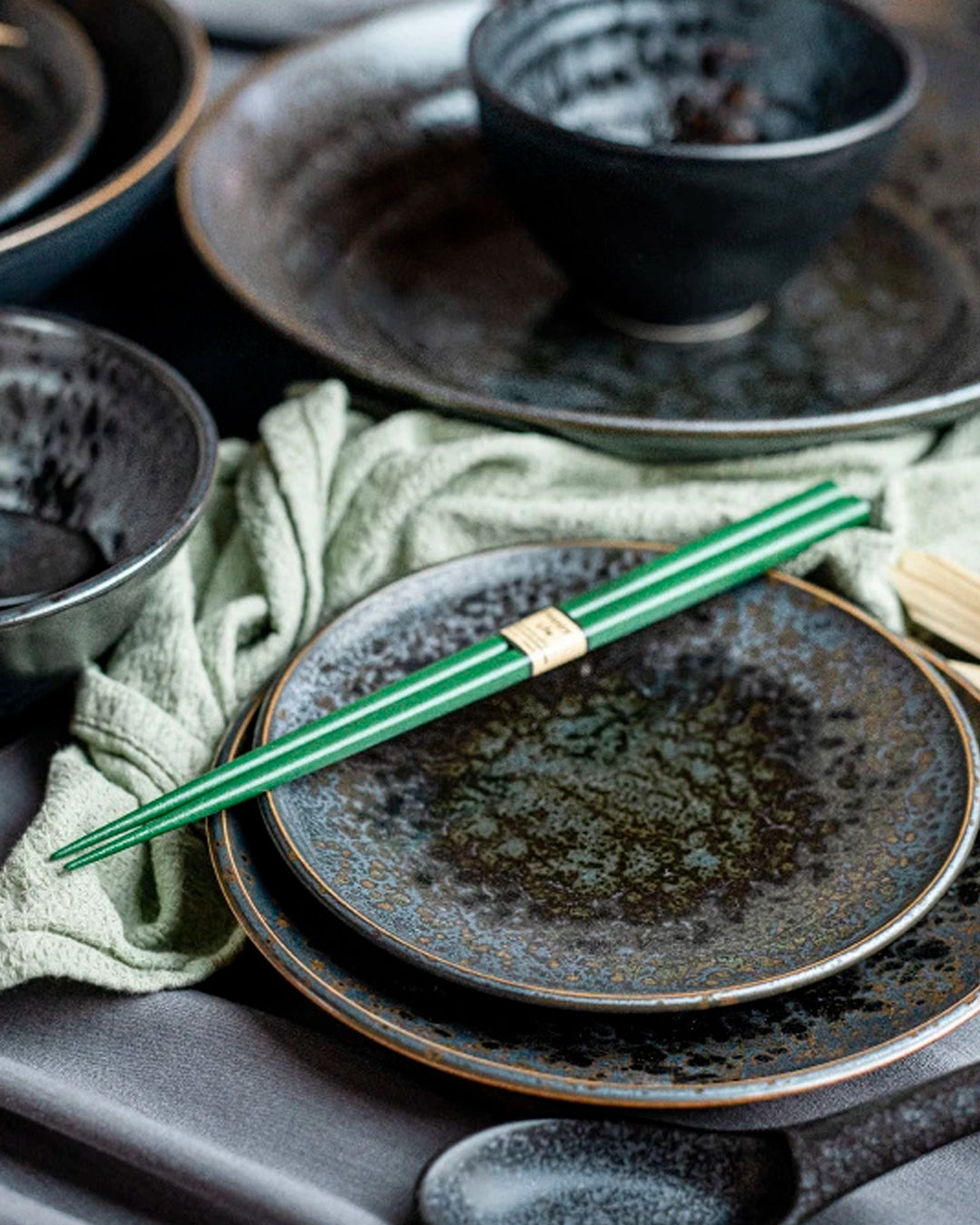 This flat based Serving Bowl is made of 'Minoyaki' porcelain and is 28.5cm in diameter and 6cm high and no two pieces are the same due to the unique hand glazing technique used to create this pattern.This flat based Serving Bowl is made of 'Minoyaki' porcelain and is 28.5cm in diameter and 6cm high and no two pieces are the same due to the unique hand glazing technique used to create this pattern.