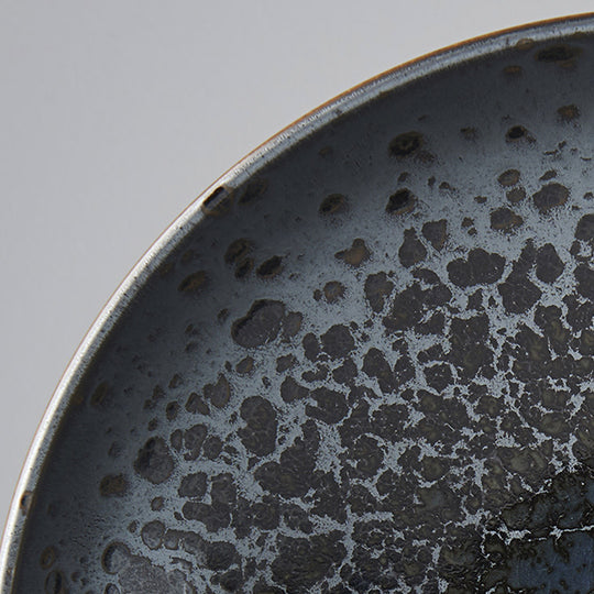 This Serving Bowl is made of 'Minoyaki' porcelain and is 28cm in diameter and 7.5cm high,  no two pieces are the same, due to the unique hand glazing technique used to create this pattern. Detail image