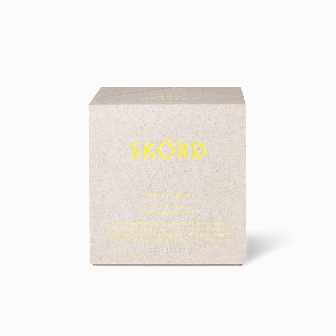 Skörd captures the first day of Autumn: the fading afternoon sun over stacks of hay, the crisp blue sky, and a sense of change. Fresh and warm, the scent opens with pomelo, kumquat and lavender; the heart blends eucalyptus, apple blossom and jasmine; and the woody base features vetiver smoke, papyrus, guaiac wood and pink praline.&nbsp;