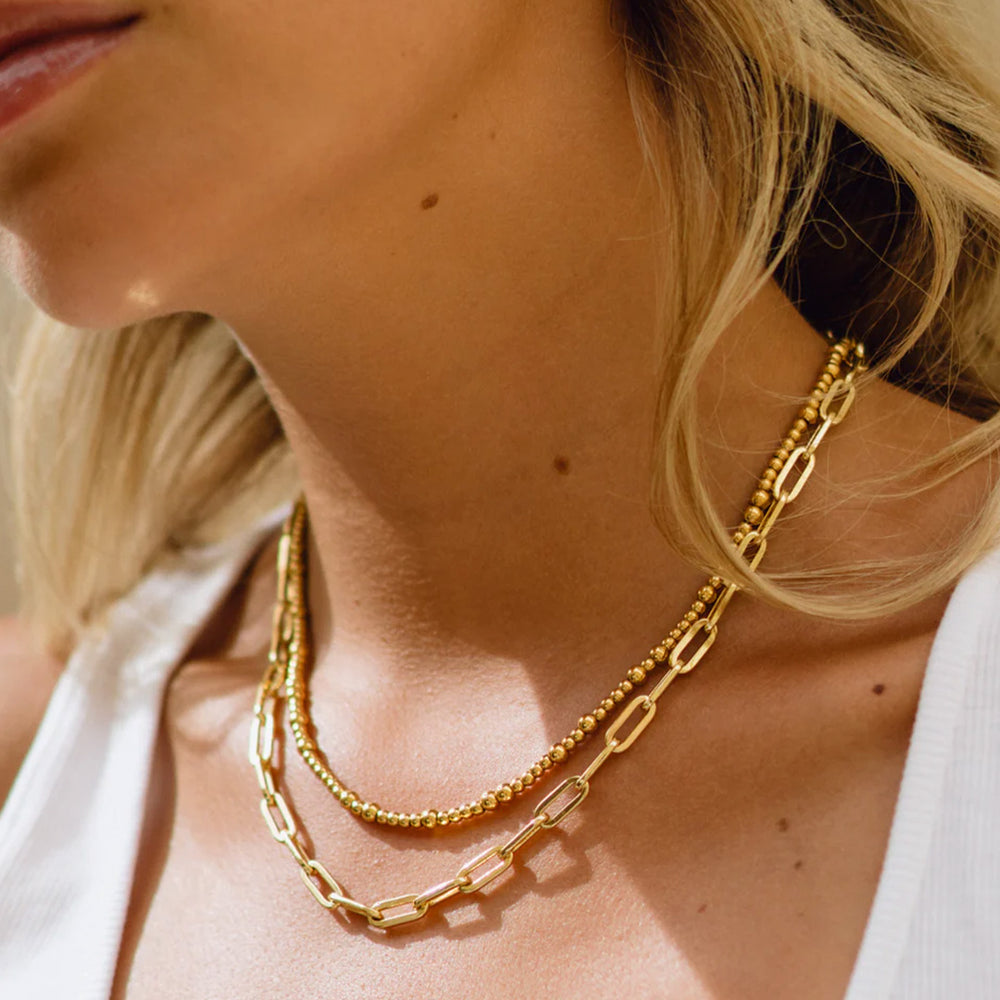 The Anni Lu Slim Goldie necklace is a versatile piece of jewellery that offers a classic look when worn alone and a stunning appeal when layered with other pieces from the collection