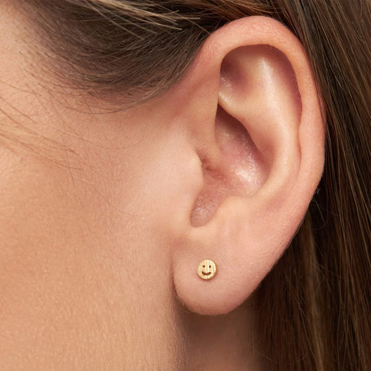The Smiley gold-plated ear stud is an earring that spreads smiles and joy among your jewellery! As Worn Detail.