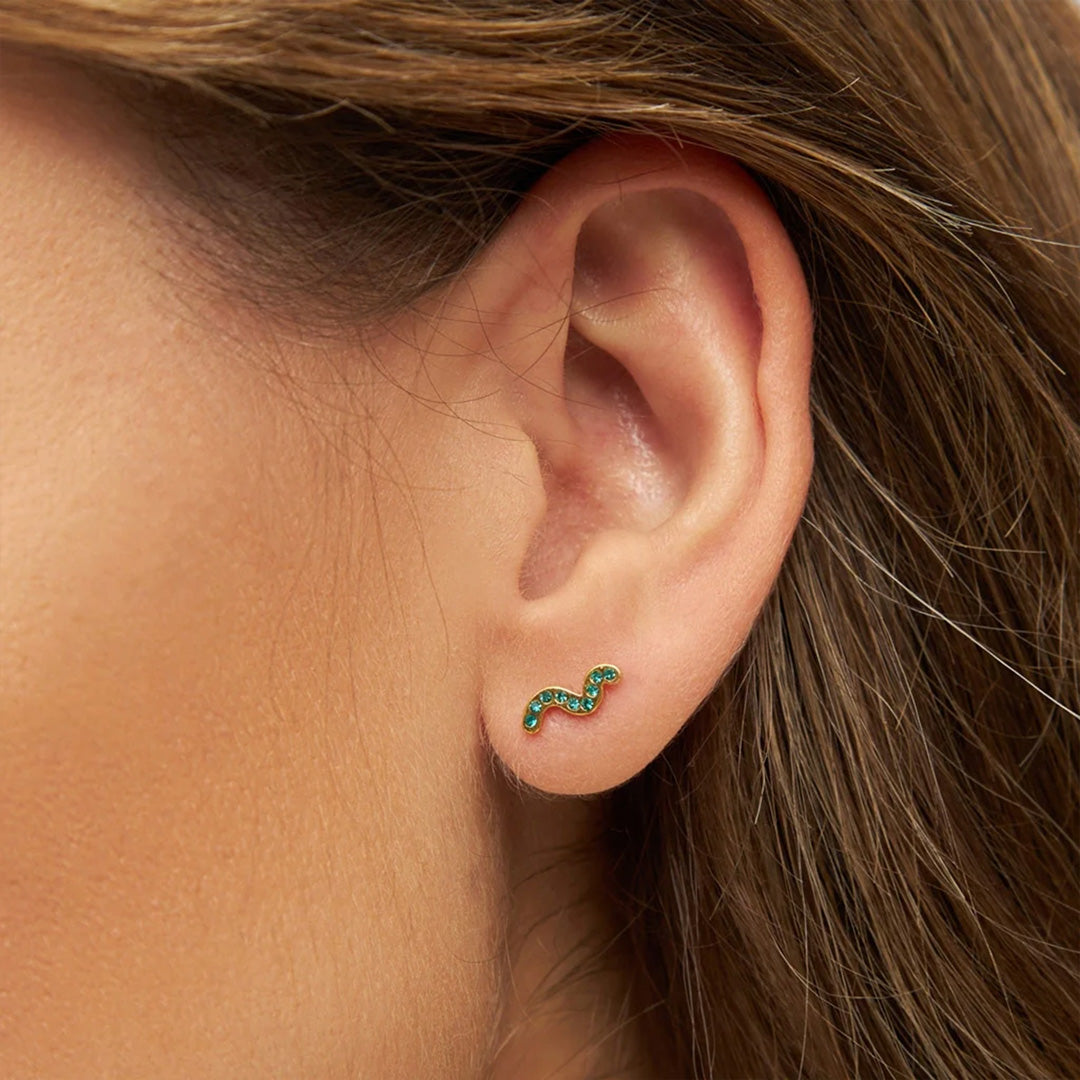Snaky single stud earring from LULU Copenhagen is a voluminous style with 9 mini green crystals for added sparkle