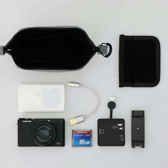 A highly versatile small soft carry case from Hightide Nahe, Japan. The polyester pouch is suitable for storing small tech, cables and more