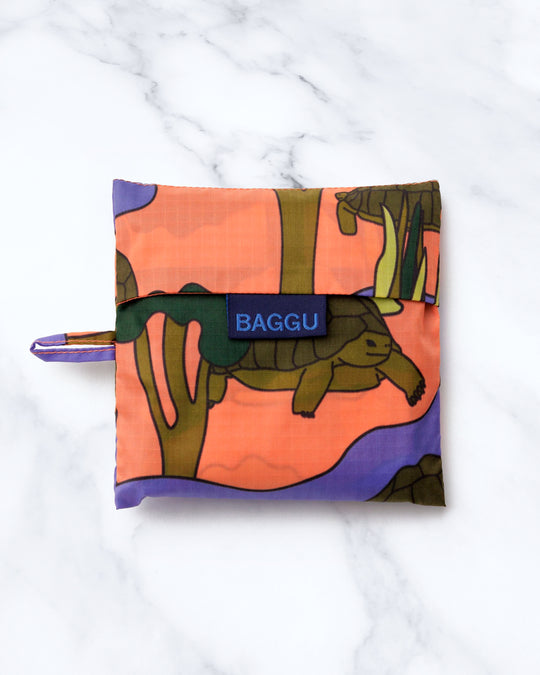 The Standard Baggu Shopper is a highly functional and environmentally conscious choice for everyday carrying needs. Designed to hold the equivalent of 2-3 standard plastic grocery bags