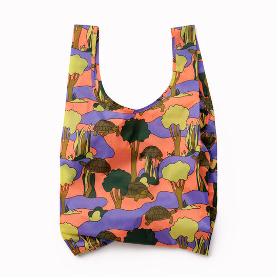 The Standard Baggu Shopper is a highly functional and environmentally conscious choice for everyday carrying needs. Designed to hold the equivalent of 2-3 standard plastic grocery bags