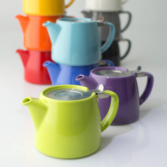 The Stump Teapot by FORLIFE is a compact, café-style brewer built for loose leaf tea.