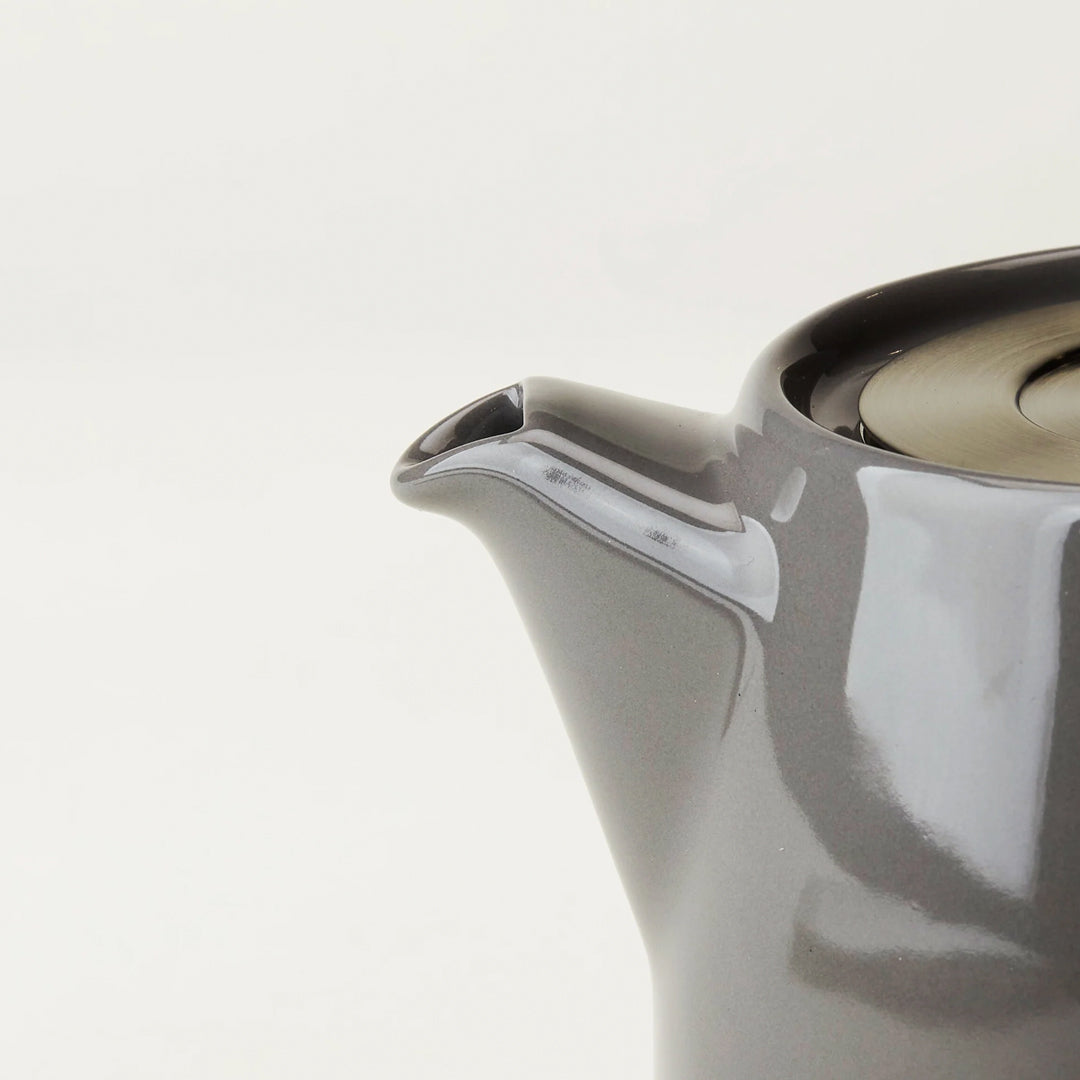 The Stump Teapot by FORLIFE is a compact, café-style brewer built for loose leaf tea.