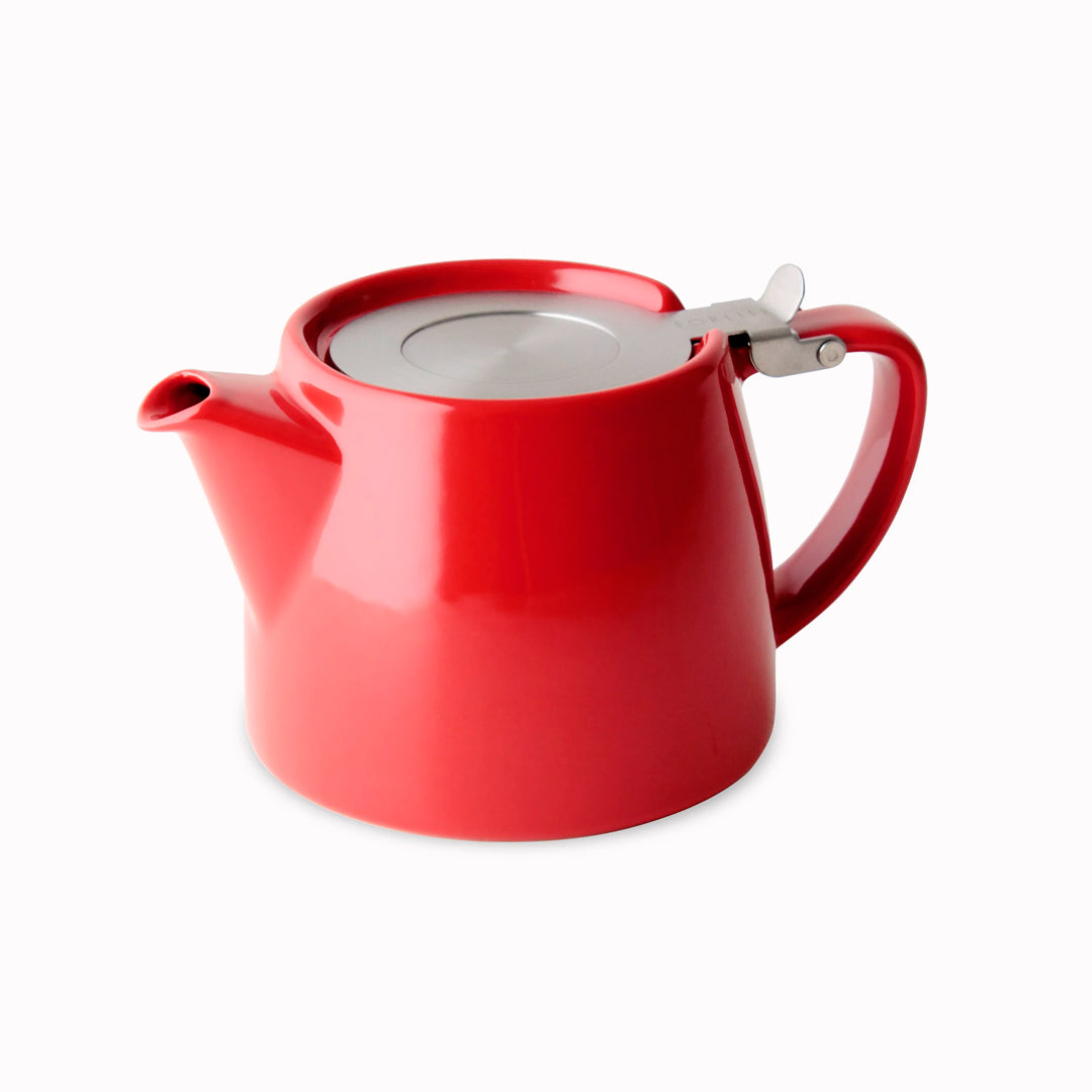 The Stump Teapot by FORLIFE is a compact, café-style brewer built for loose leaf tea.
