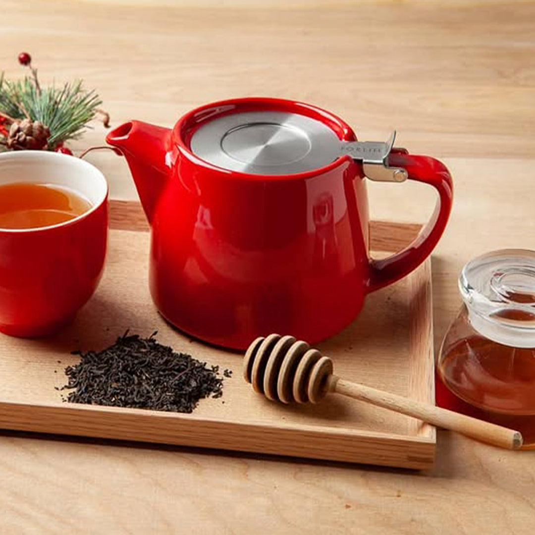 The Stump Teapot by FORLIFE is a compact, café-style brewer built for loose leaf tea.