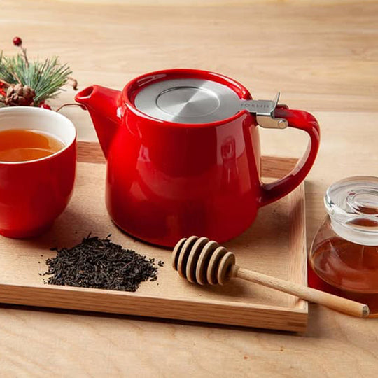 The Stump Teapot by FORLIFE is a compact, café-style brewer built for loose leaf tea.