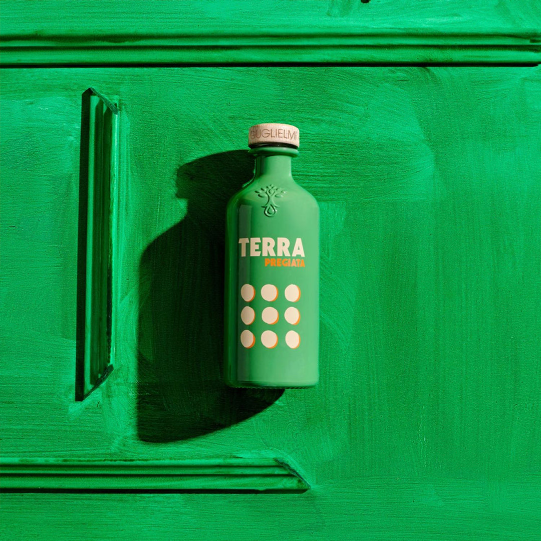 This 500ml extra virgin olive oil is crafted from the Coratina olive cultivar, native to Puglia, Italy.