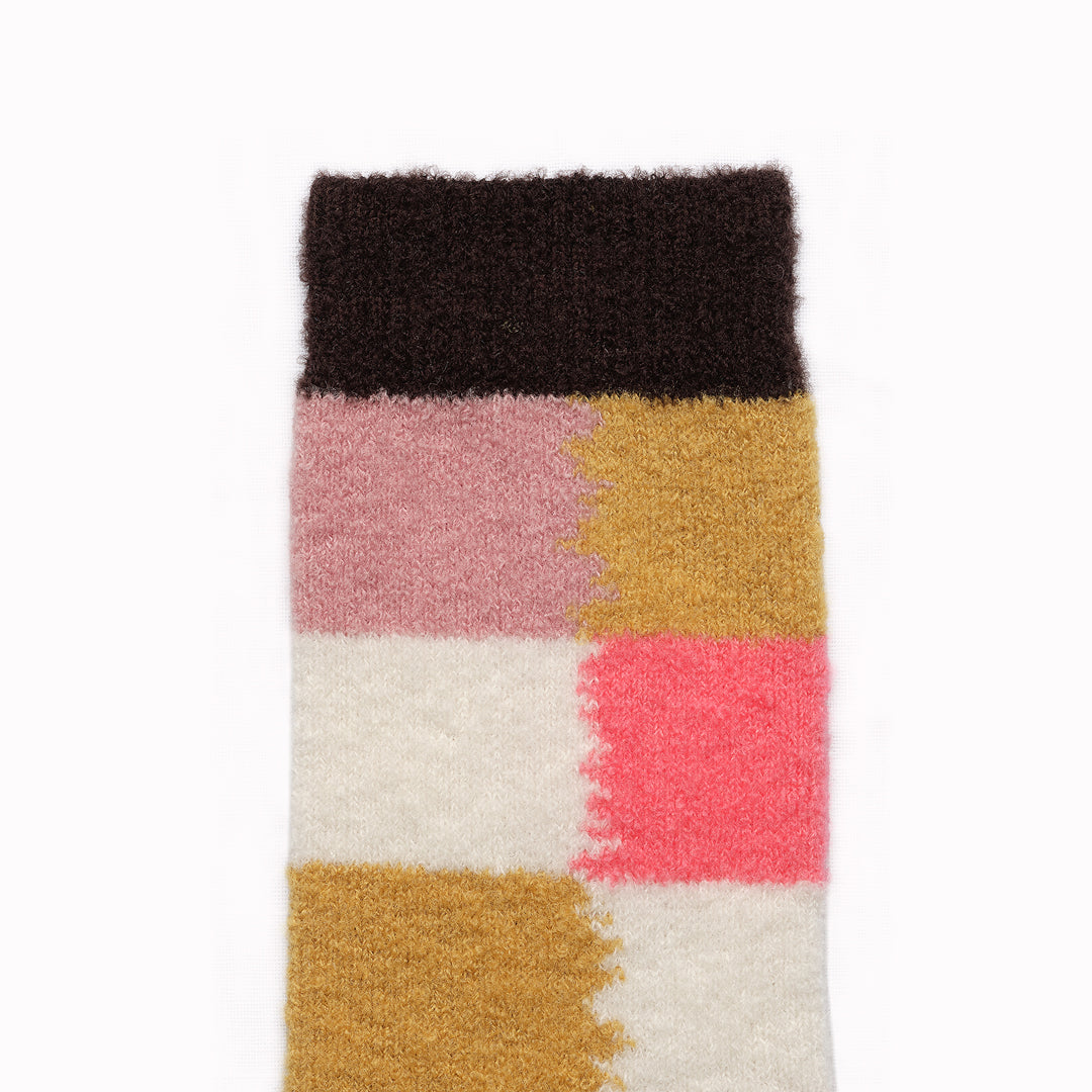 The French brand Bonne Maison creates high quality socks with Egyptian cotton and an elastane double thread. These fluffy mid-rise socks are machine washable at 30/40° C. The composition of these thin socks is : 62% wool, 37% polyamide, 1% elastane. This perfect mix offers to these fluffy socks warmth and comfort.