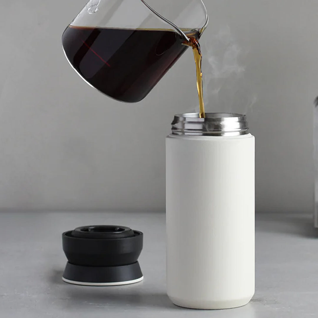This tumbler is designed to keep your drinks at the optimal temperature, whether hot or cold, for hours. It also has a leak-proof lid that prevents spills