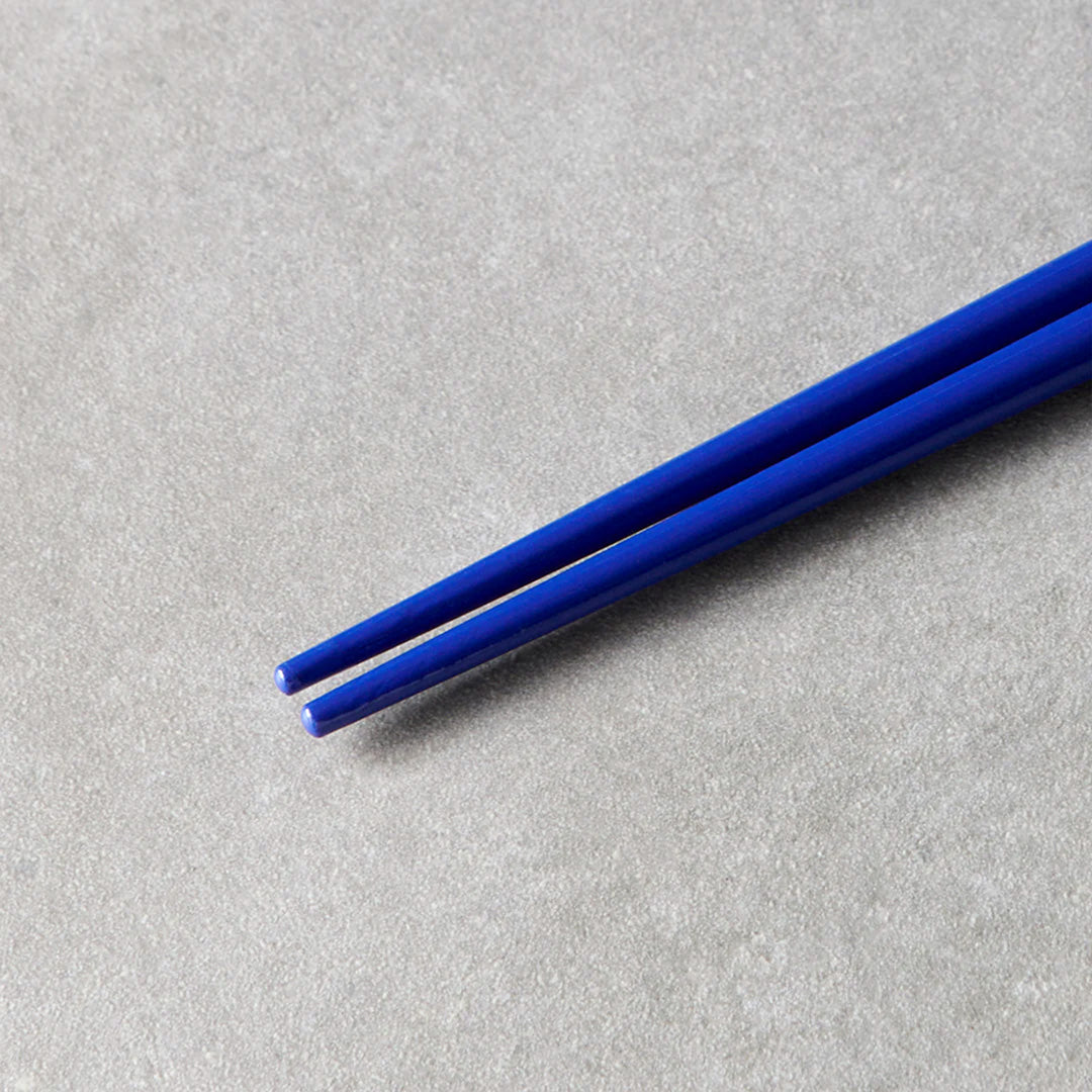 Ultramarine lacquerware finish with white accent chopsticks from Made in Japan. This Chopstick collection is designed and made at the Zumi workshop in Fukui prefecture, Japan. This region of Japan has a 1500-year-old history of crafting with Lacquer.