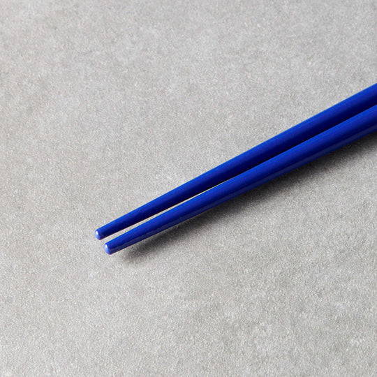 Ultramarine lacquerware finish with white accent chopsticks from Made in Japan. This Chopstick collection is designed and made at the Zumi workshop in Fukui prefecture, Japan. This region of Japan has a 1500-year-old history of crafting with Lacquer.