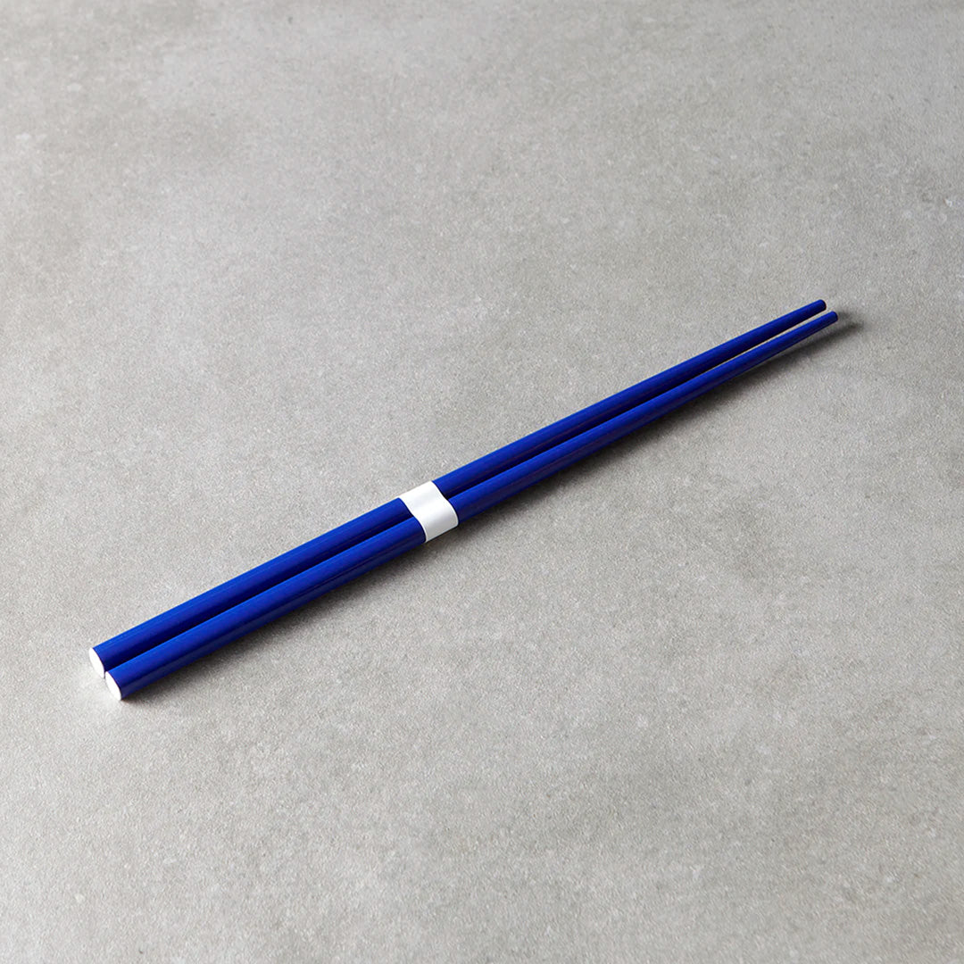 Ultramarine lacquerware finish with white accent chopsticks from Made in Japan. This Chopstick collection is designed and made at the Zumi workshop in Fukui prefecture, Japan. This region of Japan has a 1500-year-old history of crafting with Lacquer.