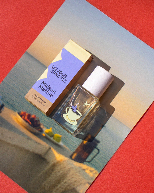 Un Jour Sans Fin is the gentle comedown from a long day; soft, warm and addictive.&nbsp;Creamy pistachio blends with orange blossom and vanilla