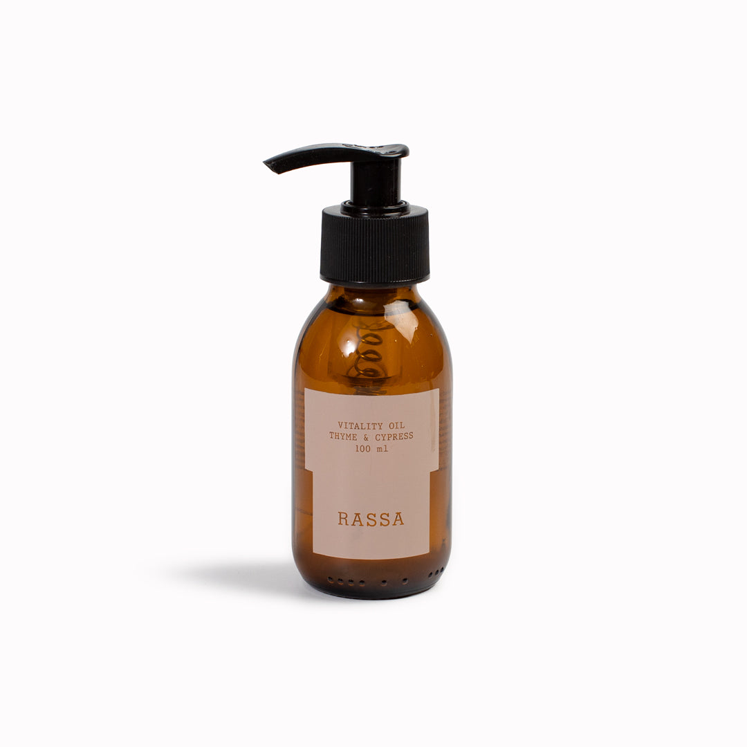 Energizing body oil, that contains an enveloping blend of essential oils. Deeply hydrating, its synergy of bioactive ingredients tones
