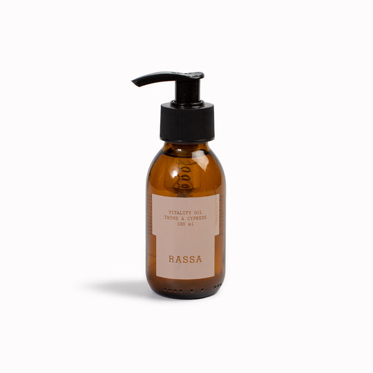 Energizing body oil, that contains an enveloping blend of essential oils. Deeply hydrating, its synergy of bioactive ingredients tones
