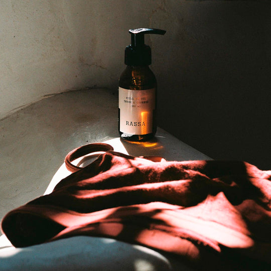 Energizing body oil, that contains an enveloping blend of essential oils. Deeply hydrating, its synergy of bioactive ingredients tones