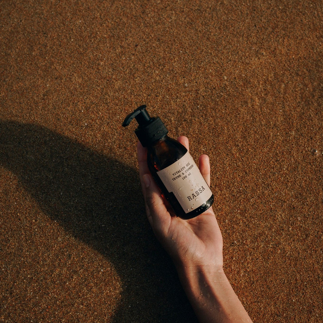 Energizing body oil, that contains an enveloping blend of essential oils. Deeply hydrating, its synergy of bioactive ingredients tones