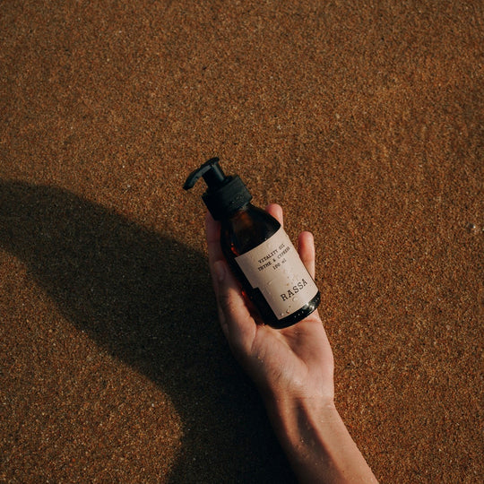Energizing body oil, that contains an enveloping blend of essential oils. Deeply hydrating, its synergy of bioactive ingredients tones