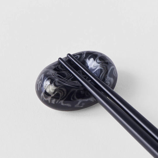 This ceramic pebble makes a perfect chopstick rest, this pebble displays a marbled water swirl pattern.&nbsp;