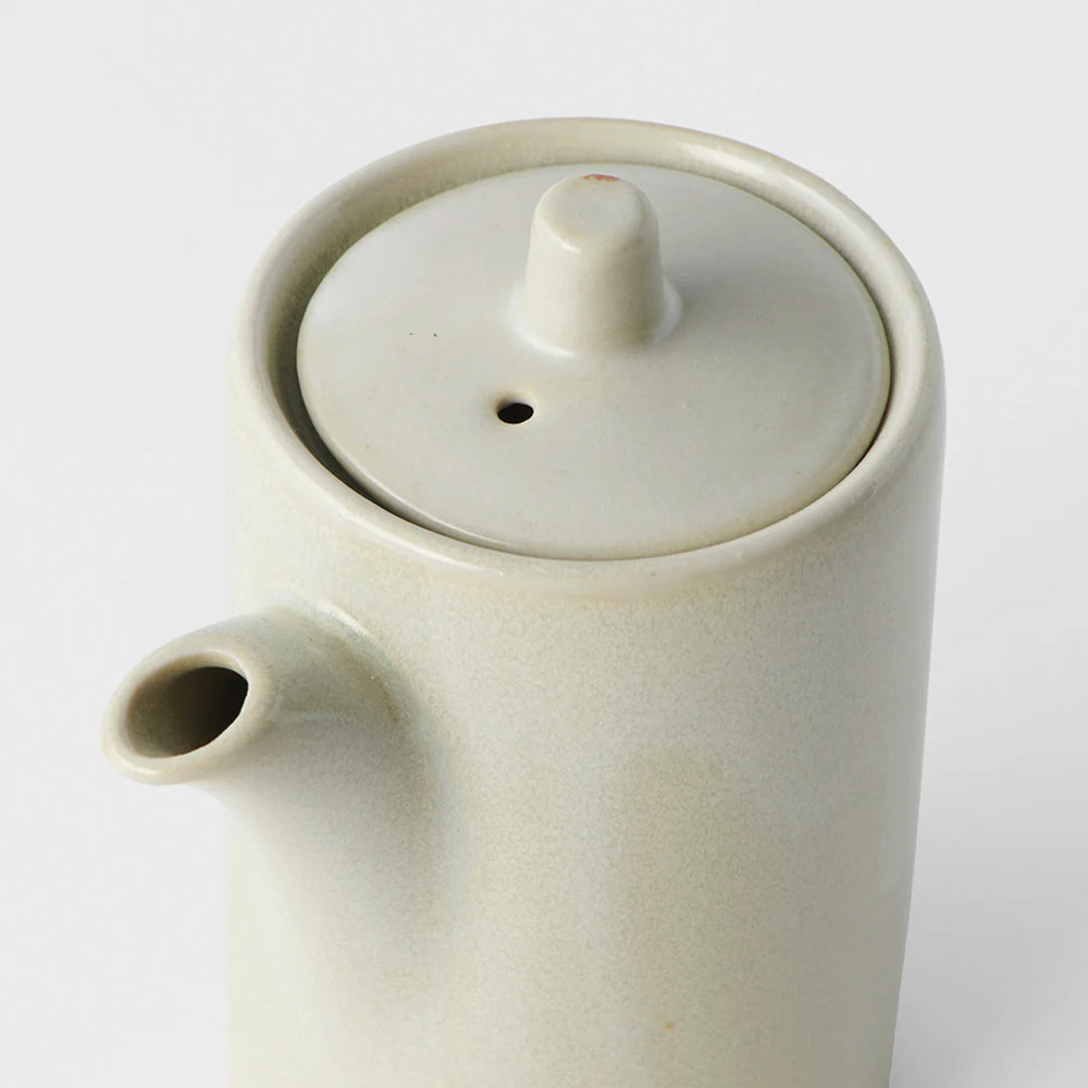 This 8cm high Soy Sauce Pot has a volume capacity of 125ml, and it's both dishwasher and microwave safe. Carefully made in Japan.