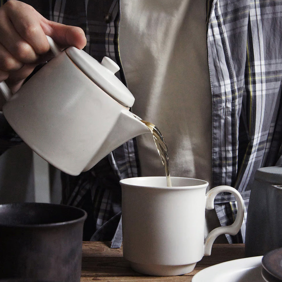 A pot with simple details that gives it a sophisticated look. It has a generous capacity of 500ml and comes with a stainless steel tea strainer. It not only looks good but is also easy to use and comfortable to hold.