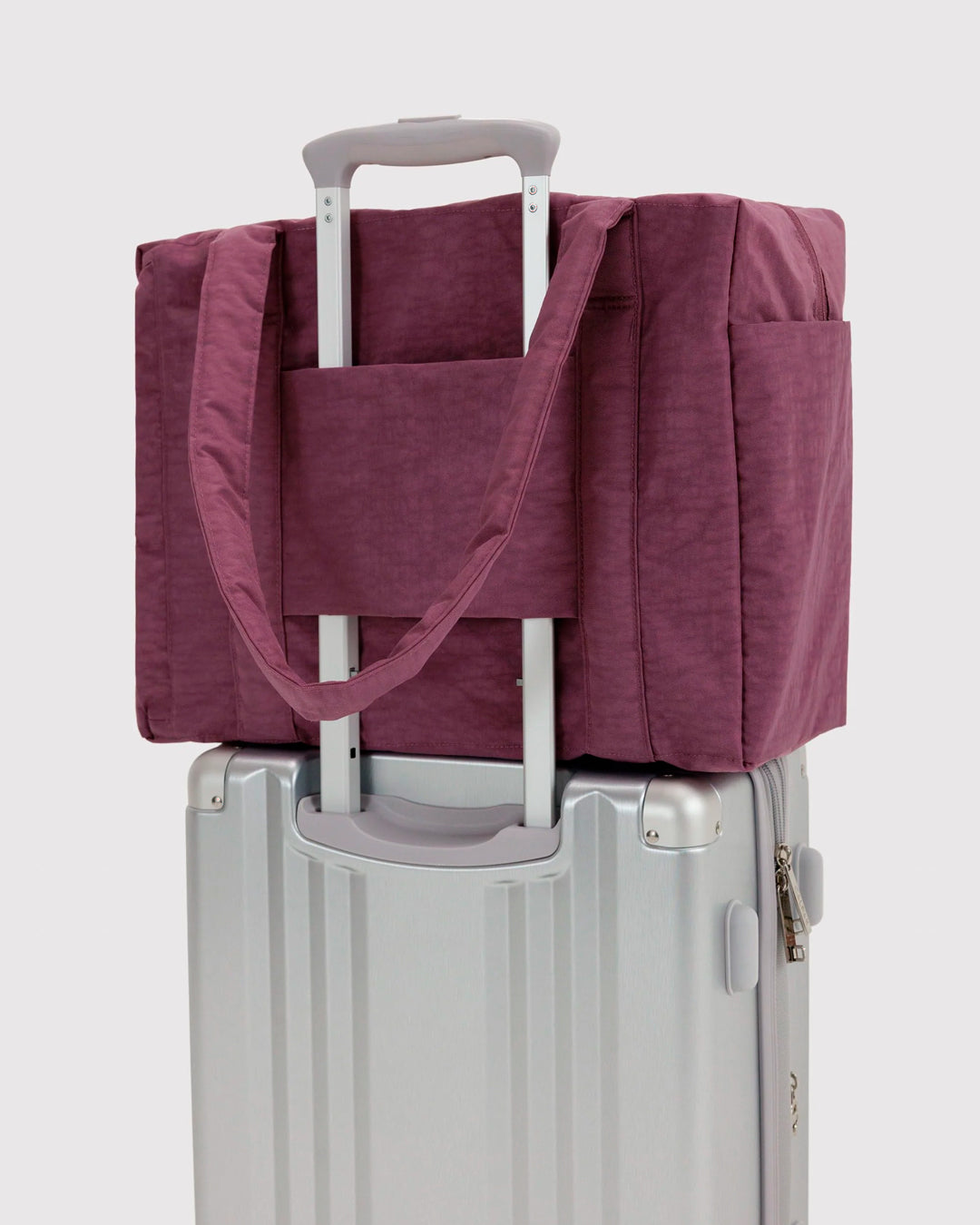 A compact carry-on built around movement. This scaled-down version of BAGGU’s Cloud series keeps the same soft structure, but tightens the proportions for under-seat travel and everyday carry.