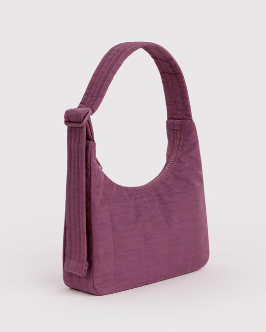 Made from recycled heavyweight nylon with a recycled ripstop lining, it balances durability with a lightweight feel.