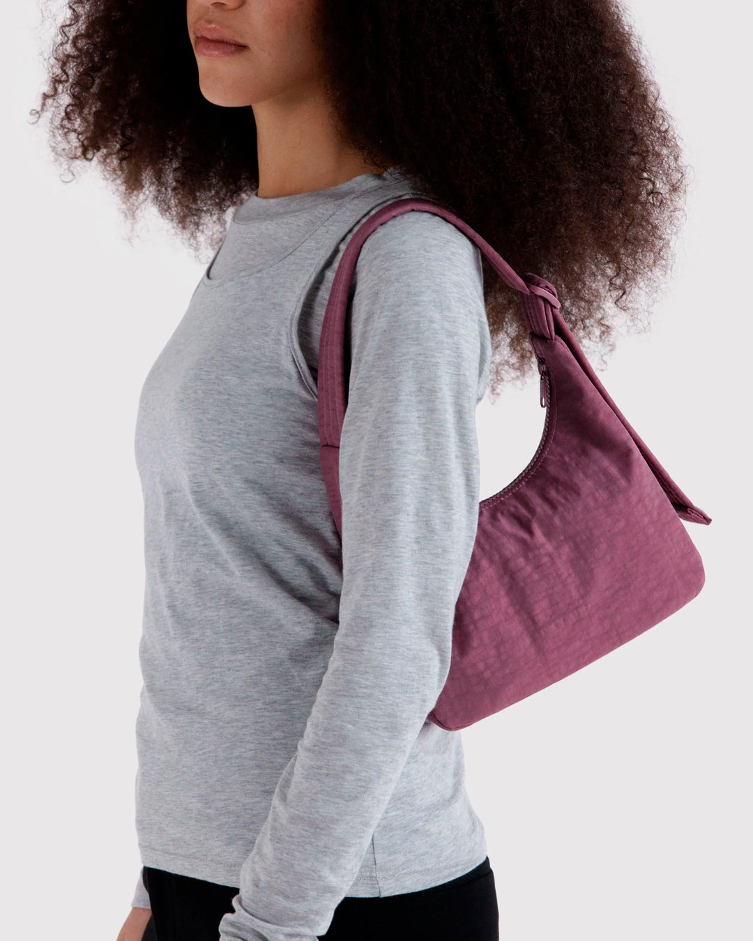 Made from recycled heavyweight nylon with a recycled ripstop lining, it balances durability with a lightweight feel.