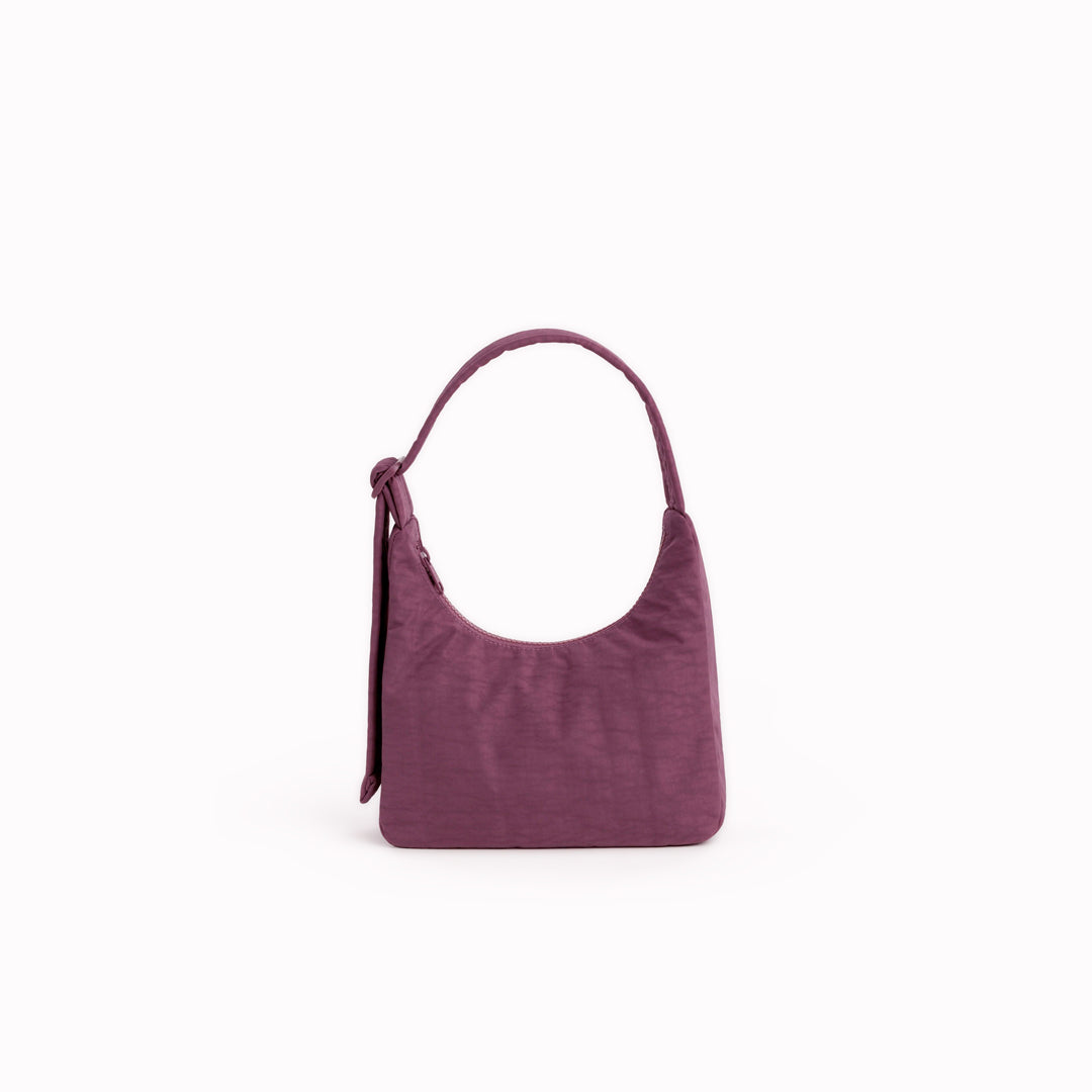Made from recycled heavyweight nylon with a recycled ripstop lining, it balances durability with a lightweight feel.