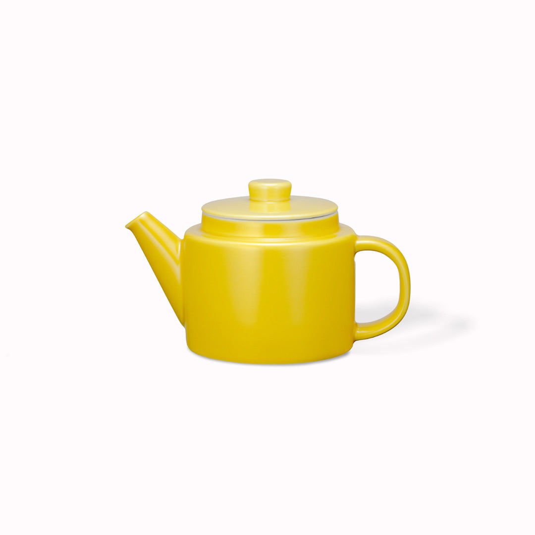 Yellow 1000ml Tea Pot from Japanese designed Common Tableware.&nbsp; Simple, Utilitarian, expertly created in Japan. both a practical and elegant addition to your table.