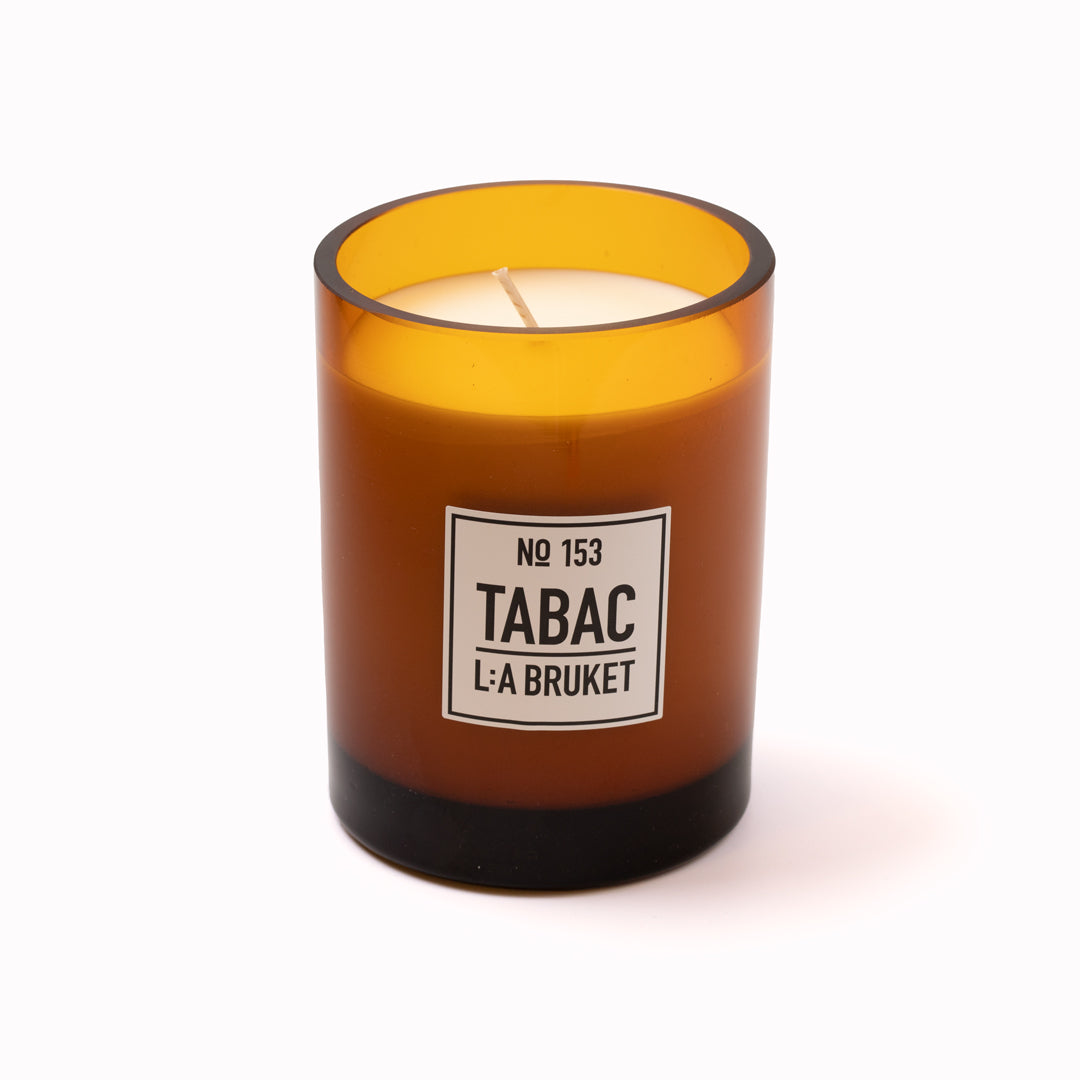 Tabac Large Scented candle from L:A Bruket with lid off. Refillable scented candle from L:A Bruket, made of wax from organic soy with a burn time of more than 45 hours. Notes of cedar and musk. A wonderful scented soy candle. Superb Swedish home fragrance!