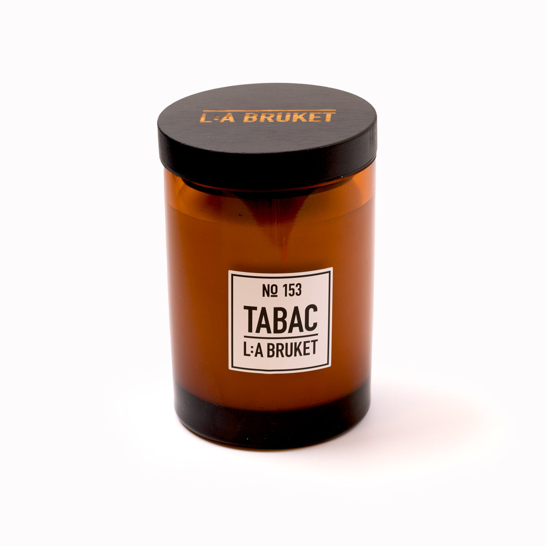 Tabac Large Scented candle with lid from L:A Bruket.  Refillable scented candle from L:A Bruket, made of wax from organic soy with a burn time of more than 45 hours. Notes of cedar and musk. A wonderful scented soy candle. Superb Swedish home fragrance!