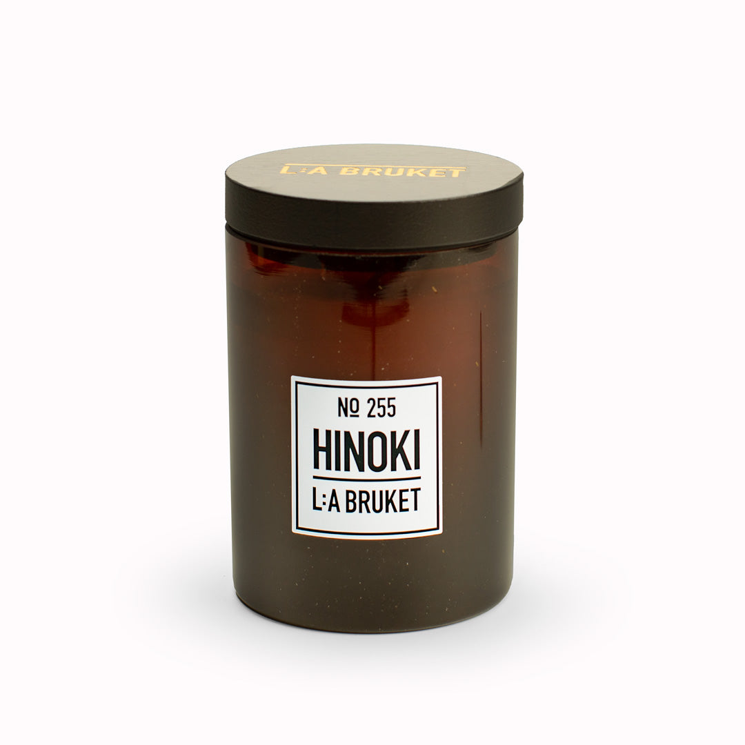 Hinoki Large Refillable Scented Candle with Lid from L:A Bruket. Made of wax from organic soy with a burn time of more than 45 hours. The Hinoki scent is a woody outdoor fragrance of Japanese cypress, cedarwood and nutmeg. A beautifully fragranced soy candle, Swedish home fragrance at its best.
