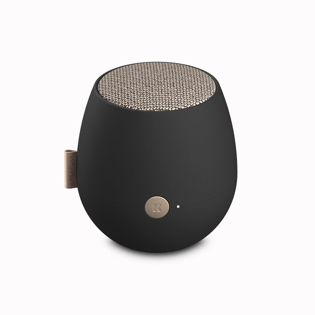 aJAZZ Qi is a true KREAFUNK design icon. The Bluetooth speaker impresses with both its unique shape and powerful sound and copes with all musical genres with depth and clarity.