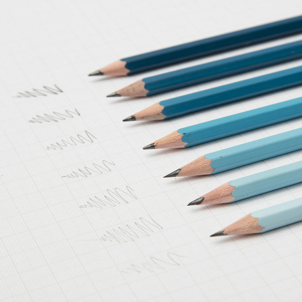 A set of 7 graphite drawing pencils to suit all drawing styles and techniques. Be guided by the ‘Gradient’ colour palette through from fine and precise to soft and free.
