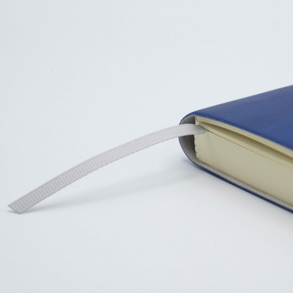 Blue Classic Planner Detail, A horizontal round elastic allows an easy closure of the book, keeping safe any note or document you put inside. You can also use it as a pen holder or document holder. The eco-leather cover is soft, flexible and hard wearing. 