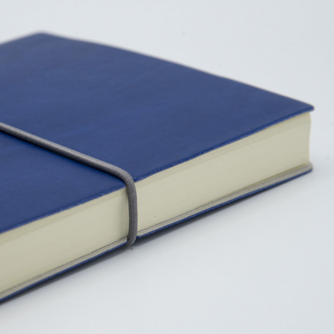 Blue Classic Planner Detail, A horizontal round elastic allows an easy closure of the book, keeping safe any note or document you put inside. You can also use it as a pen holder or document holder. The eco-leather cover is soft, flexible and hard wearing. 
