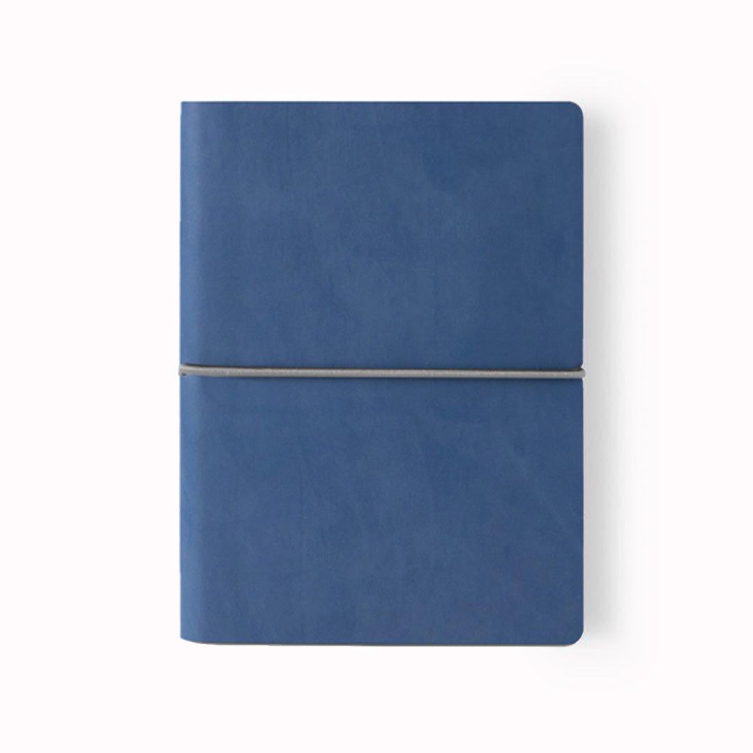 Elegant and minimal. The Blue horizontal round elastic allows an easy closure of the book, keeping safe any note or document you put inside. You can also use it as a pen holder or document holder. The eco-leather cover is soft, flexible and hard wearing. 