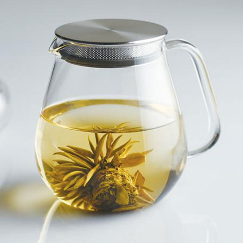 Glass tea pot detail, makes 3/4 small cups or two large mugs of tea. The strainer is built into the lid which fits snuggly with a silicone seal. Simply add loose leaf tea and boiling water, pop the lid on and pour once brewed to your liking.