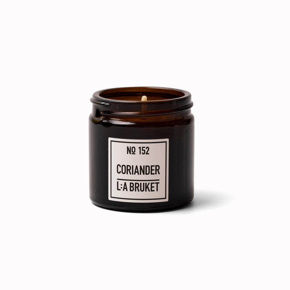 Scented travel candle from L:A Bruket, made of wax from organic soy with a burn time of more than 15 hours. The candle is filled by hand in a mouth-blown tinted amber glass. A best-selling soy candle from L:A Bruket.